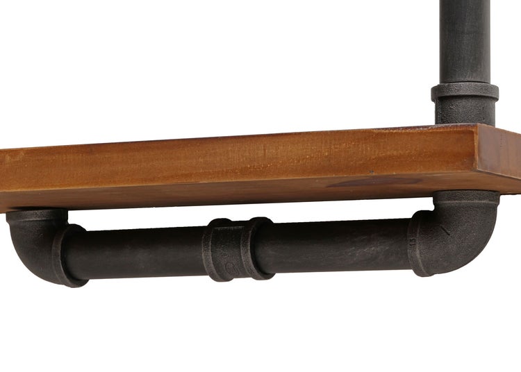 Detailansicht eines Wandregals im Industrial-Design mit Holzbrett und Rohrelementen