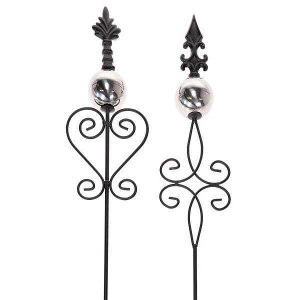 Zwei dekorative Gartenstecker aus Metall mit Zierelementen und Kugeln