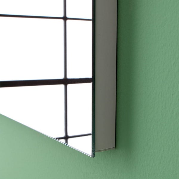 Detailansicht eines Spiegels mit Sprossenrahmen an der Wand