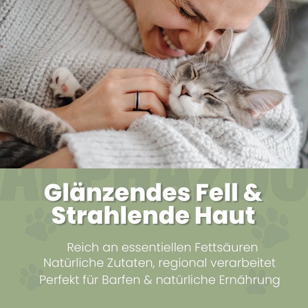 Frau umarmt Katze: Für glänzendes Fell und strahlende Haut durch essenzielle Fettsäuren, natürliche Zutaten und Barfen.
