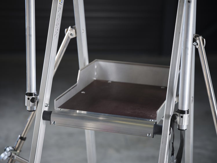 Detailaufnahme einer Aluminium-Arbeitsbühne mit Plattform