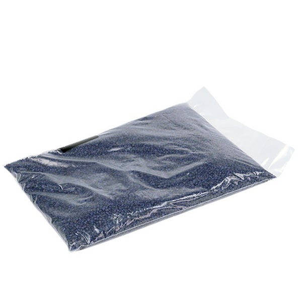 Blauer Dekokies in einem transparenten Kunststoffbeutel mit feiner Körnung.