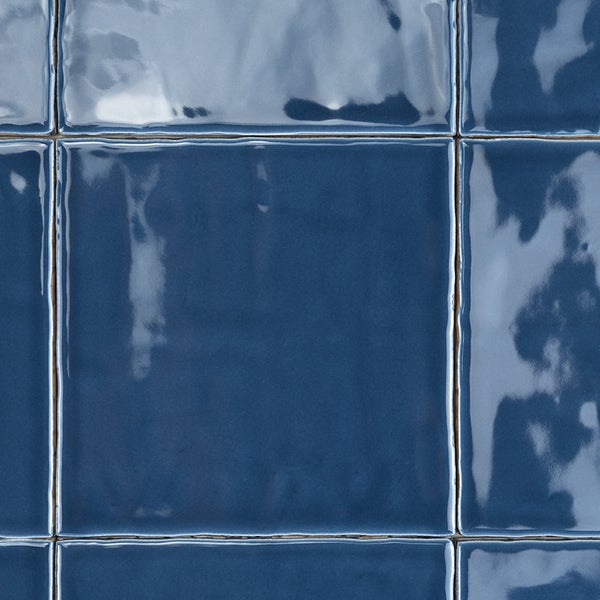 Quadratische Wandfliesen mit glänzender Oberfläche in Blau für den Innenbereich
