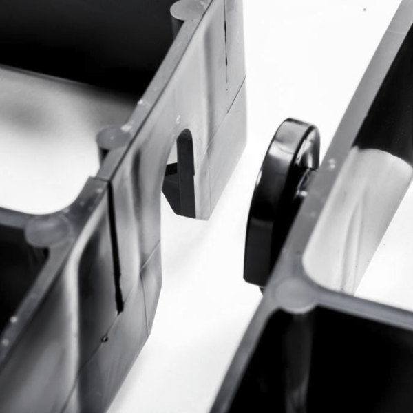 Nahaufnahme eines Kunststoff-Stecksystems zur Verbindung von Modulen oder Boxen.