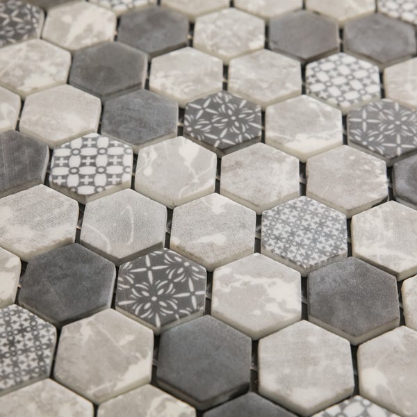 Nahaufnahme von sechseckigen Mosaikfliesen mit verschiedenen Mustern