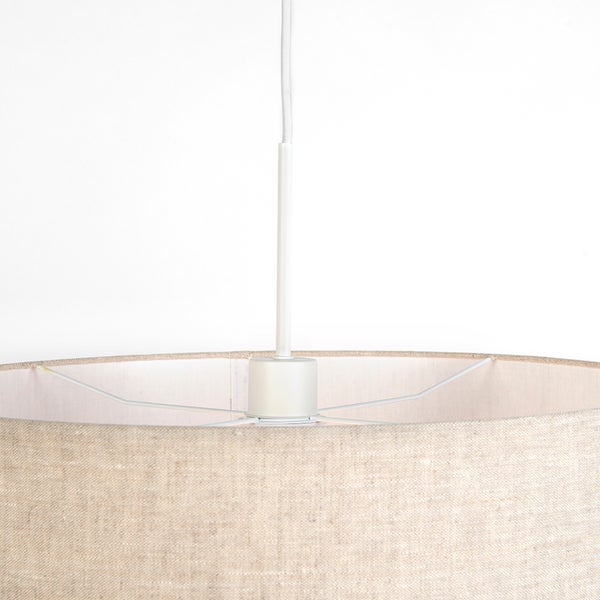 Detailansicht einer Pendelleuchte mit beigem Stoffschirm und weißer Aufhängung.