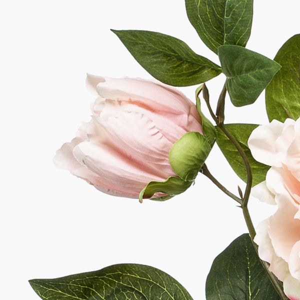 Künstliche Pfingstrose in Rosa mit grünen Blättern.