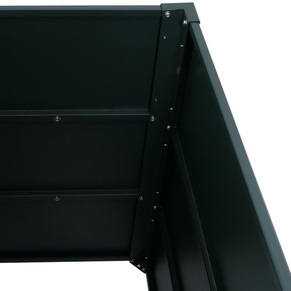 Nahaufnahme der Eckverbindung eines Metall-Hochbeets mit sichtbaren Schrauben.