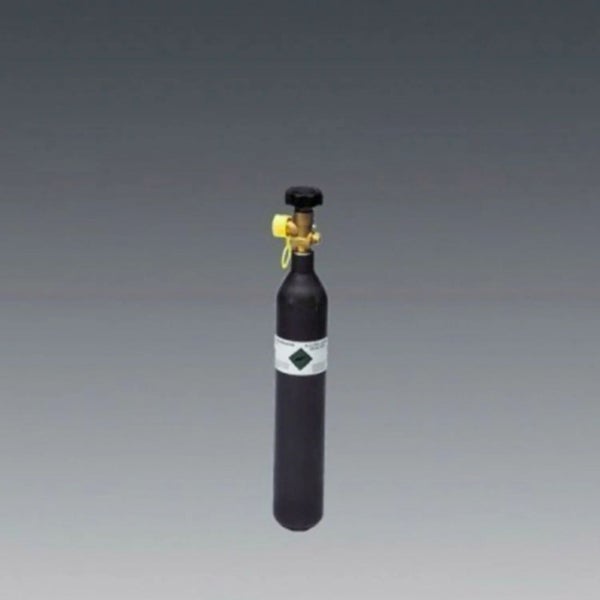 Schwarze Gasflasche aus Stahl mit Messingventil und schwarzem Drehknopf.