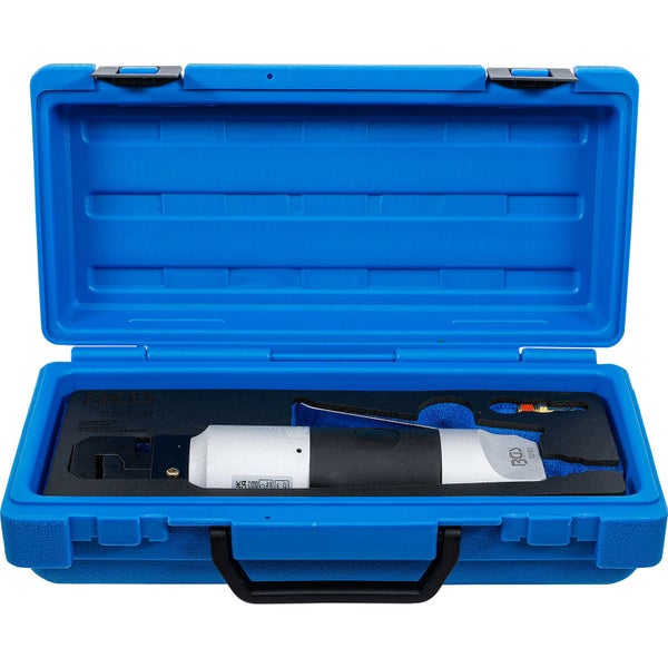 Offener blauer Werkzeugkoffer mit Crimpwerkzeug