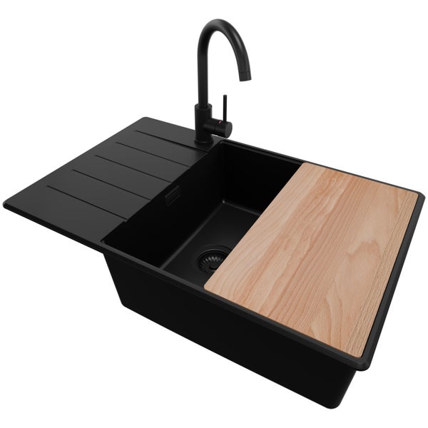 Spüle aus Granit mit Abtropffläche, Armatur und Schneidebrett