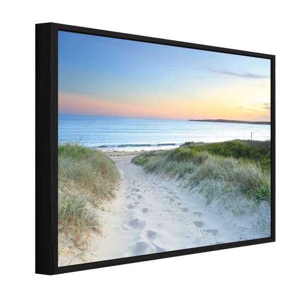 Gerahmtes Bild mit Strandmotiv und Fußspuren im Sand