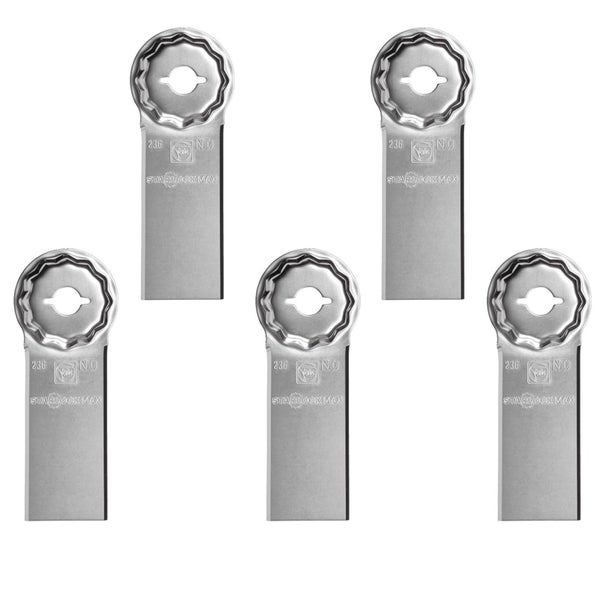 Eine Person verwendet ein oszillierendes Elektrowerkzeug, um ein Stück Holz zu schneiden.