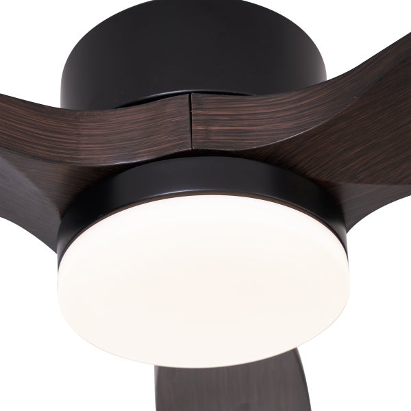 Nahaufnahme eines Deckenventilators mit integrierter Leuchte, dunklen Flügeln in Holzoptik und schwarzem Metallgehäuse.