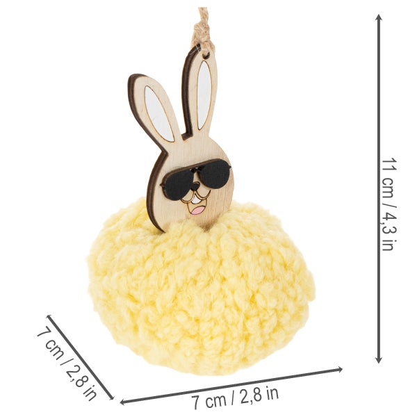Osteranhänger Hase aus Holz mit Sonnenbrille und gelbem Plüschkörper, Höhe 11 Zentimeter, Breite 7 Zentimeter.