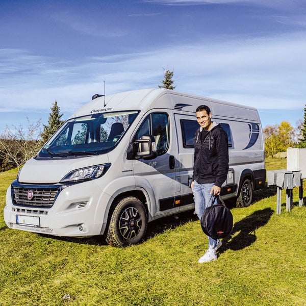 Chausson V697 Wohnmobil mit Person auf einer Wiese