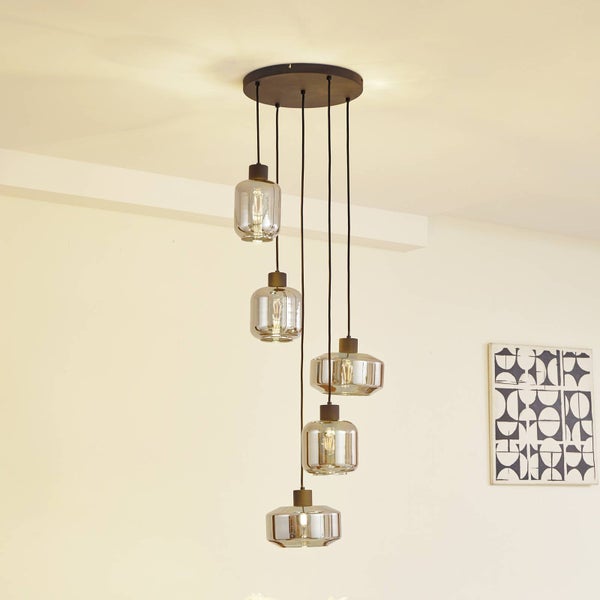 Fünfflammige Pendelleuchte mit rauchfarbenen Glasschirmen in verschiedenen Formen an einer runden schwarzen Deckenplatte.