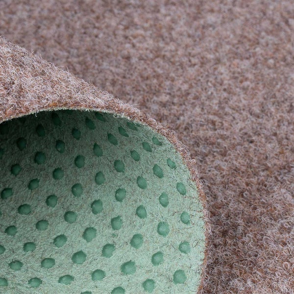 Nadelfilz-Teppich für den Außenbereich mit Drainage-Noppen auf der Rückseite.