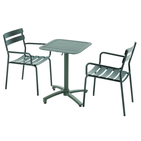 Garten-Bistroset bestehend aus einem quadratischen Tisch und zwei Armlehnenstühlen aus Metall mit Latten-Design.