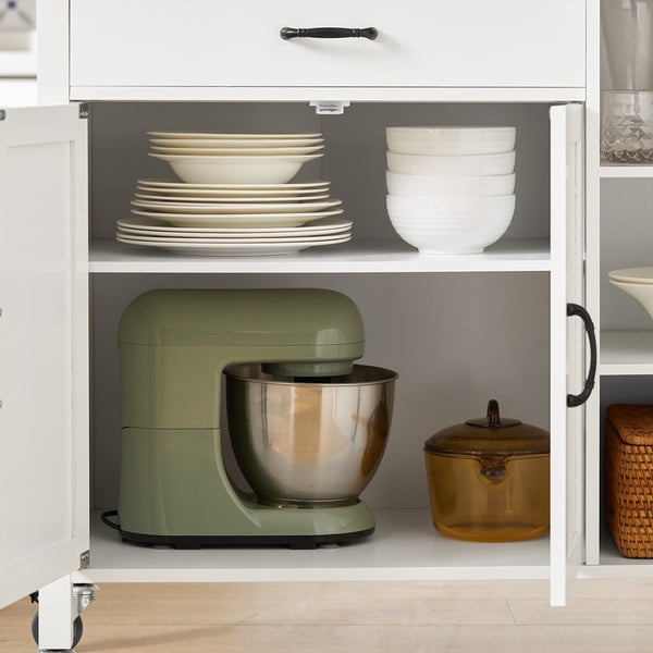 Küchenschrank mit Geschirr und grüner Küchenmaschine