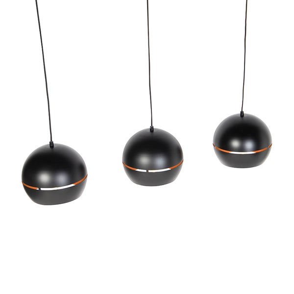 Drei Hängeleuchten mit kugelförmigen Lampenschirmen