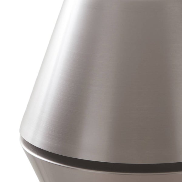 Detailaufnahme eines Lampenschirms aus gebürstetem Metall mit feiner Oberflächenstruktur.