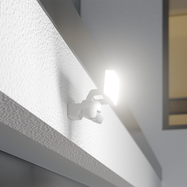 Weiße Außenleuchte mit Bewegungsmelder an einer Wand montiert.