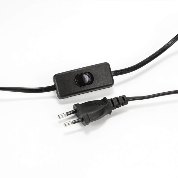 Schwarzes Stromkabel mit Stecker und Schalter
