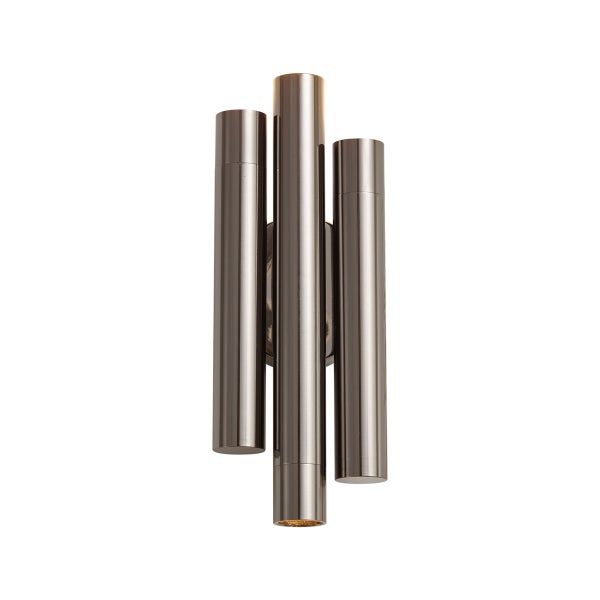 Moderne Wandleuchte in zylindrischem Design mit drei vertikalen Metallrohren zur dekorativen Beleuchtung.