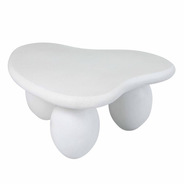 Moderner weißer Couchtisch in organischer Form aus Beton mit drei runden Standbeinen.