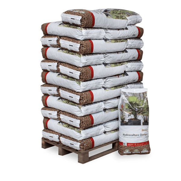 Mehrere Säcke Liaflor Hydrokultur Design Tongranulat aus Blähton auf einer Holzpalette gestapelt.