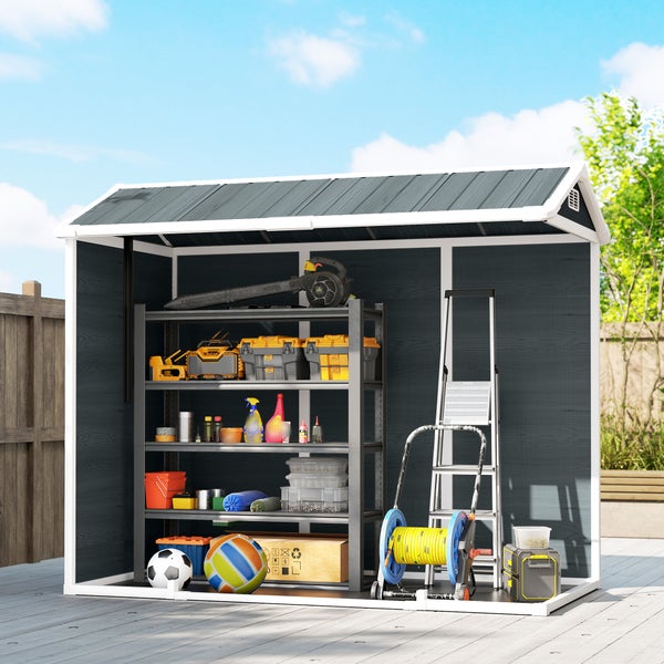 Organisierter Gartenschuppen mit Metallregal, Leiter, Schlauchwagen sowie verschiedenen Werkzeugen und Aufbewahrungsboxen auf einer Holzterrasse.