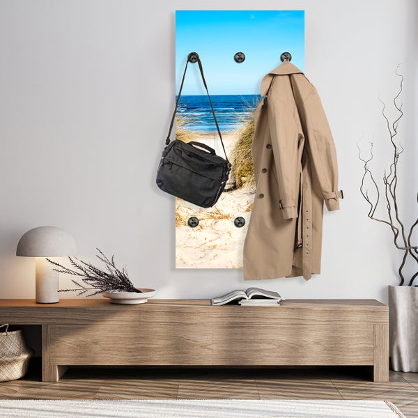Garderobe mit Strandmotiv, Mantelhaken, Tasche und Mantel