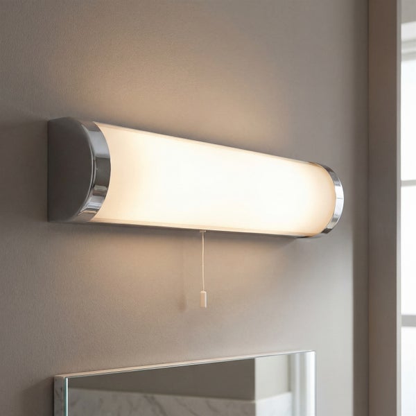 Moderne Wandleuchte mit Zugschalter für den Badezimmerspiegel, horizontal montiert, aus Metall und Kunststoff, warmes Licht.