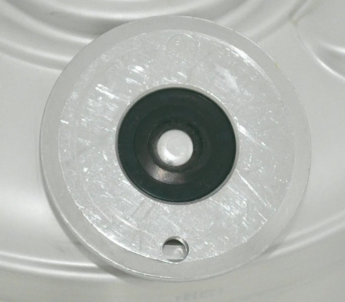 Runde Unterlegscheibe aus Metall mit Gummidichtung und Montagebohrung.