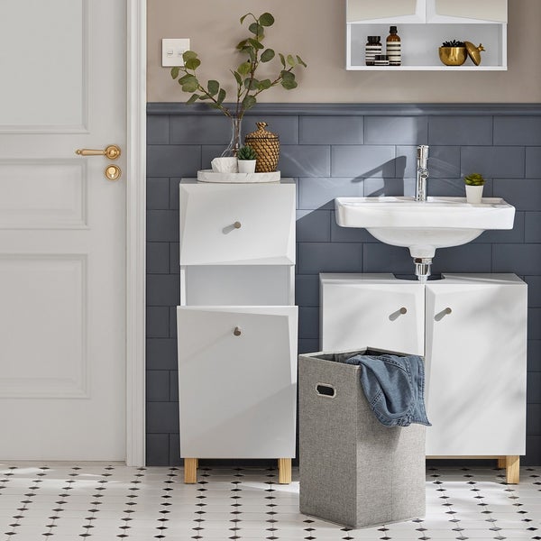 Badezimmer mit Waschbecken, Unterschrank, Wäschesammler und Badschrank