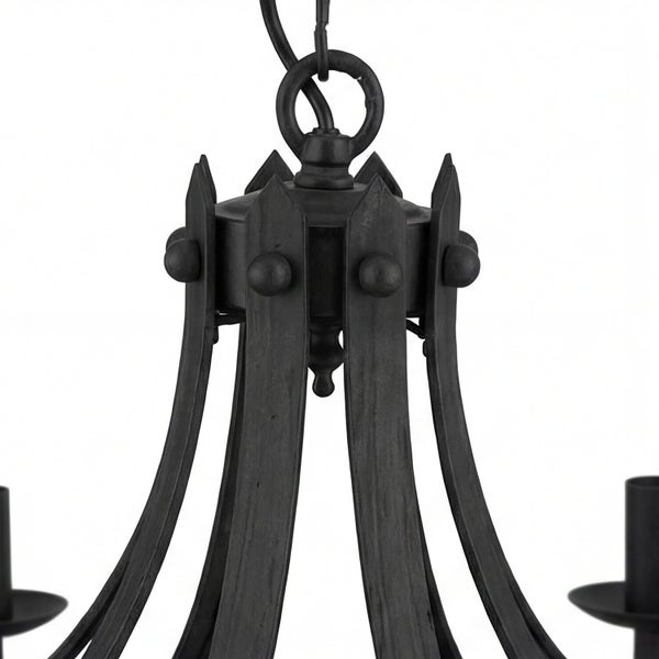 Detailansicht einer schwarzen Hängeleuchte mit Kerzenhaltern