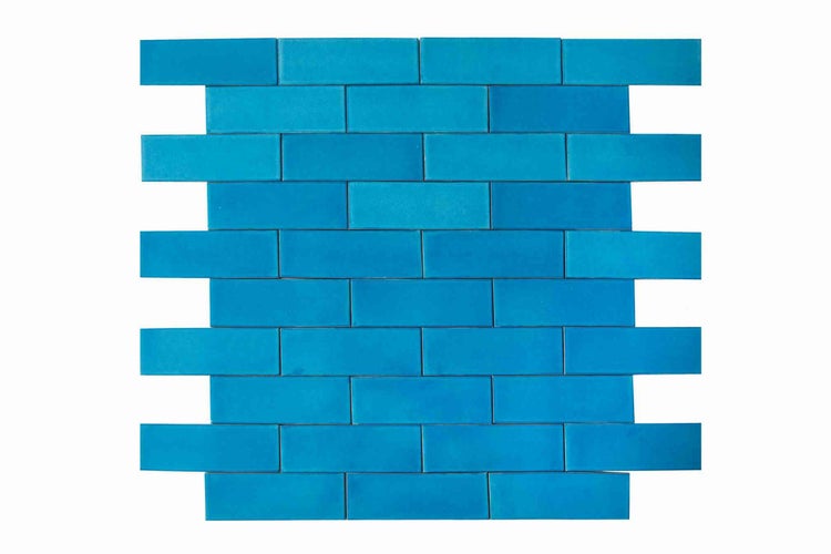 Blaue Mosaikfliese aus Keramik im Mauerverband-Muster.