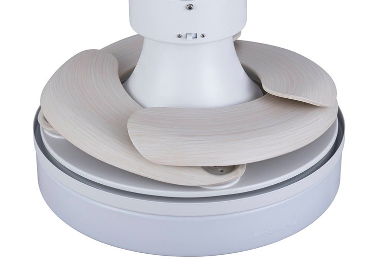 Deckenventilator Fanaway mit einklappbaren Flügeln in Holzoptik und Leuchteinheit