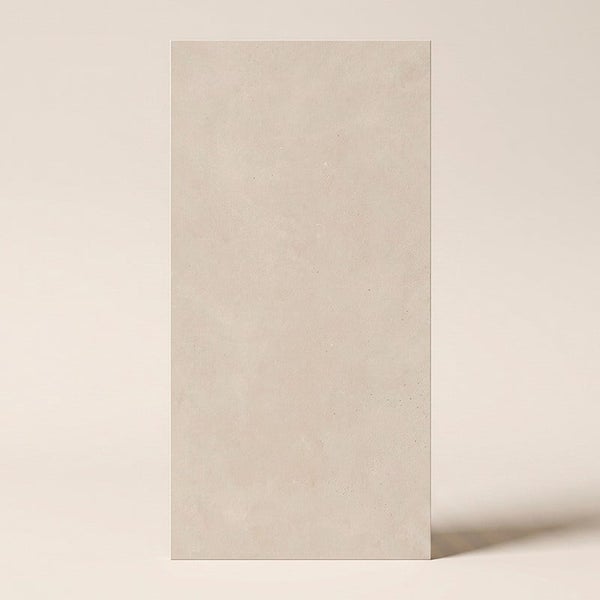 Rechteckige Wandfliese oder Bodenfliese mit matter Oberfläche in Steinoptik
