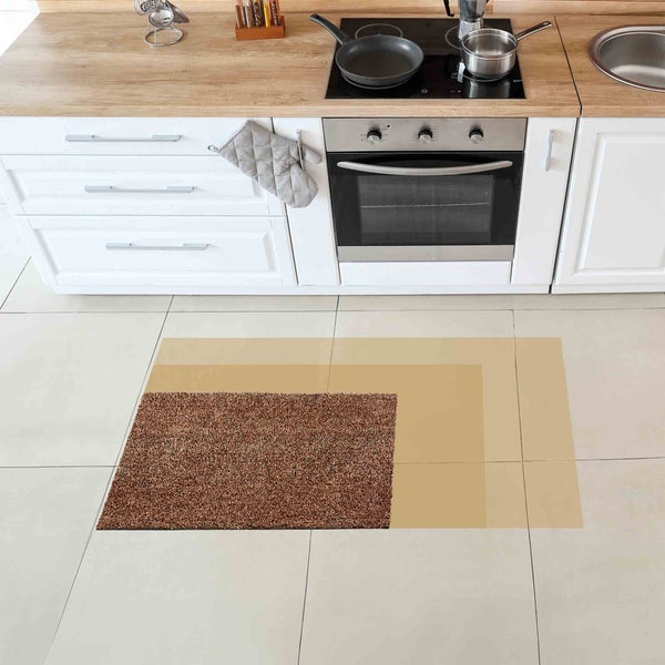 Küchenszene mit braunem Teppich vor Küchenzeile