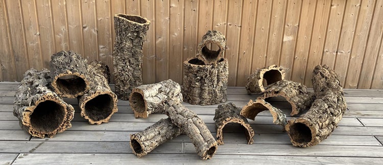 Naturkork in verschiedenen Formen wie Röhren, Tunnel und gewölbte Stücke für Terrarien.