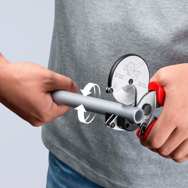 Rohrabschneider im Einsatz zum Schneiden eines Rohres