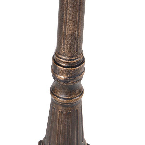 Nahaufnahme eines kannelierten Lampenpfostens aus Metall mit dekorativen Ringen und antikem Finish.