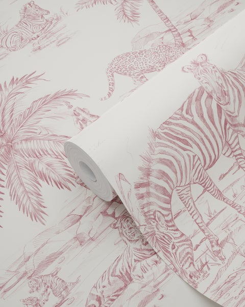 Vliestapete mit Safarimuster, Illustrationen von Zebras, Leoparden und Palmen im Skizzenstil.