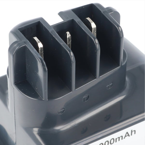 Runder Gartentisch aus Holz mit Gartenstühlen mit Armlehnen