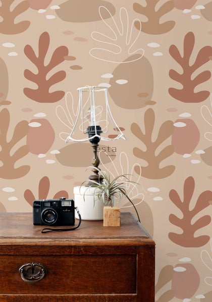 Dekorative Tapete mit abstrakten Pflanzenmotiven in verschiedenen Brauntönen als Wandgestaltung.