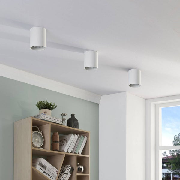 Drei weiße Deckenleuchten in einem hellen Raum