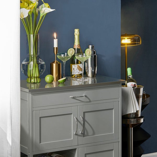 Servierwagen mit Getränken und Dekoration