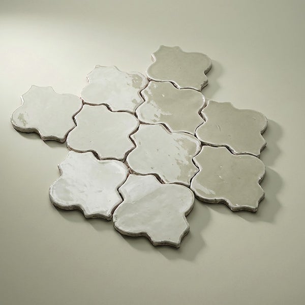 Set von glasierten Wandfliesen in orientalischer Kleeform mit unebener Oberfläche.